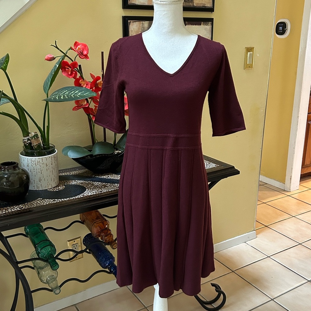 Carmen Marc Valvo Burgundy Fit & Flare Knee Length Short Sleeve Knit Dress Med.